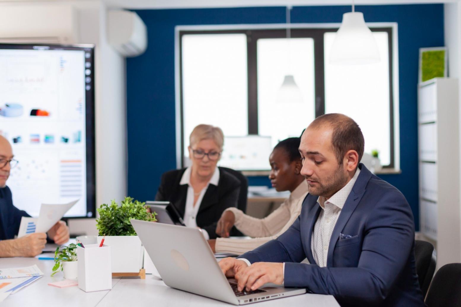 Bureau de travail avec analyse financière