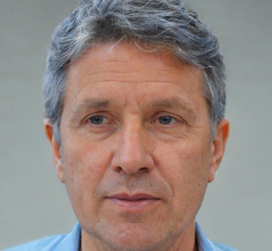 Portrait de Cassien Duval, analyste financier senior